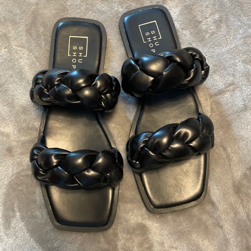 Size 8 Women’s Shu Shop Puffy Braids black sandal.